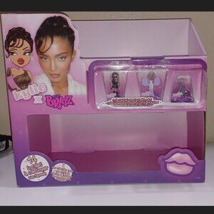 Kylie Jenner X Mini Bratz Series 1 Collectible Figures Display Case w/ 3 Figures